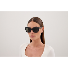 Carica l'immagine nel visualizzatore di Gallery, Gucci GG2102S 001
