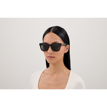 Carica l'immagine nel visualizzatore di Gallery, Gucci GG2126SK 001
