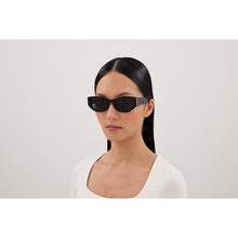 Load image into Gallery viewer, Gucci GG2044S 001

